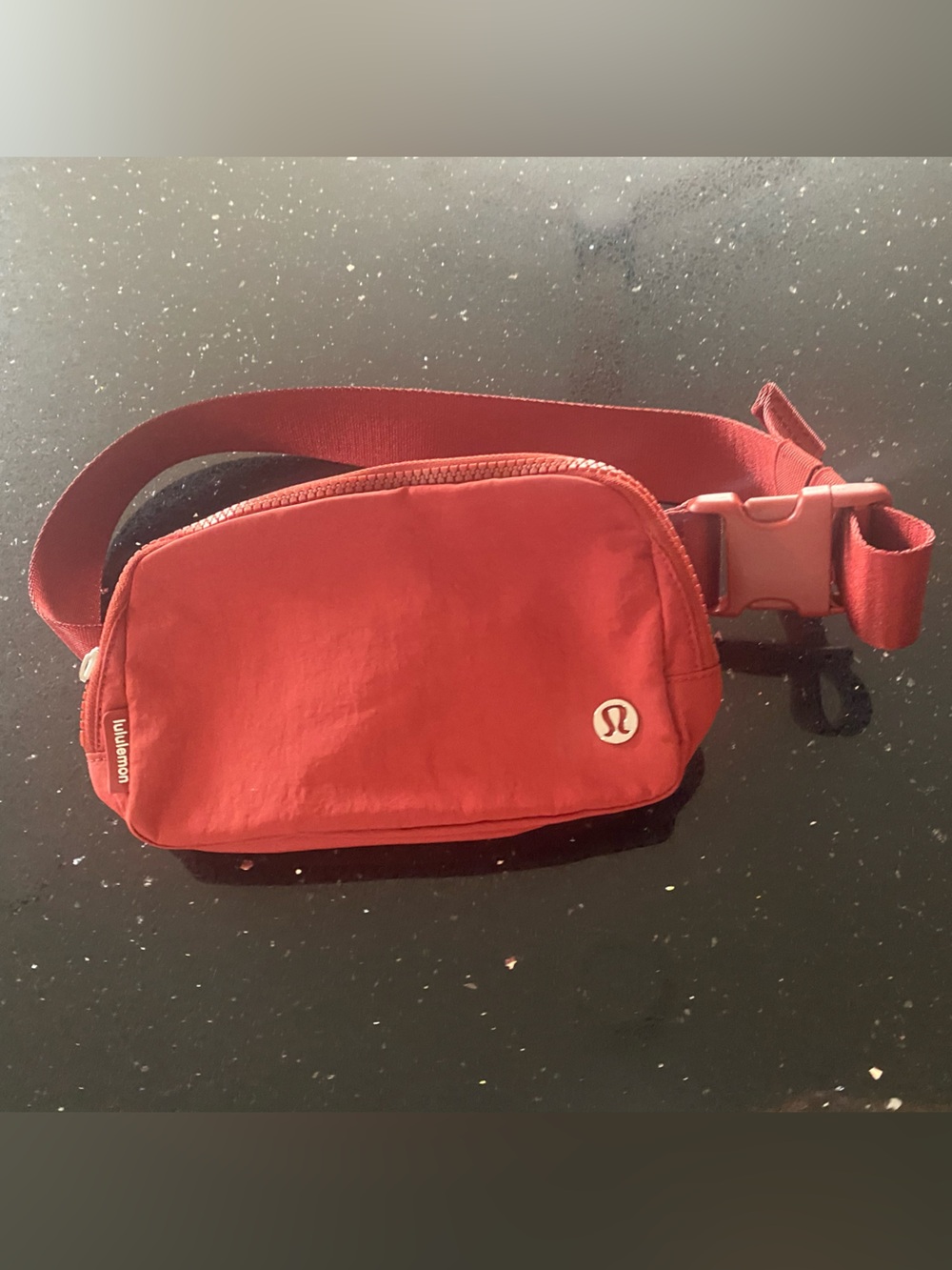 lululemon Everywhere Belt Bag in Maroon
